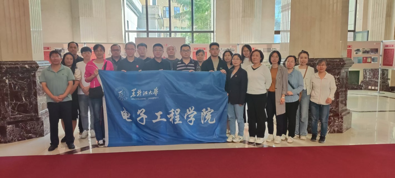 bevictor伟德官网参观赵洵生平图片展